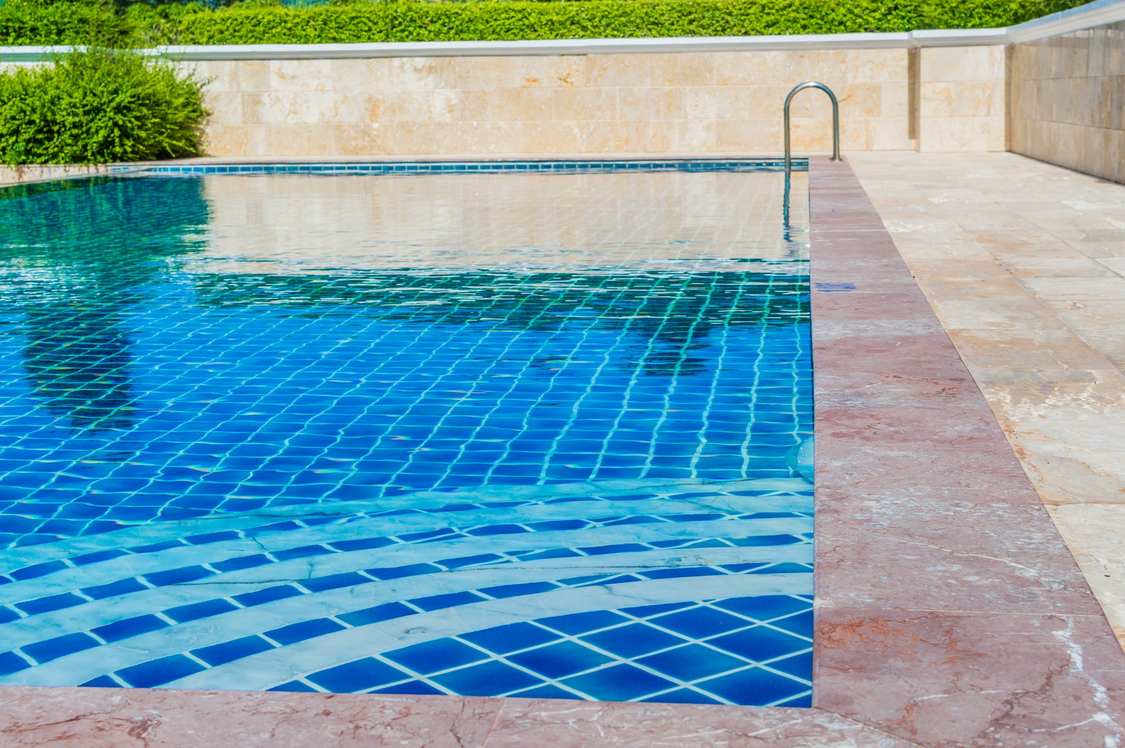 Cómo cambiar el Baquacil por el cloro en el mantenimiento de tu piscina