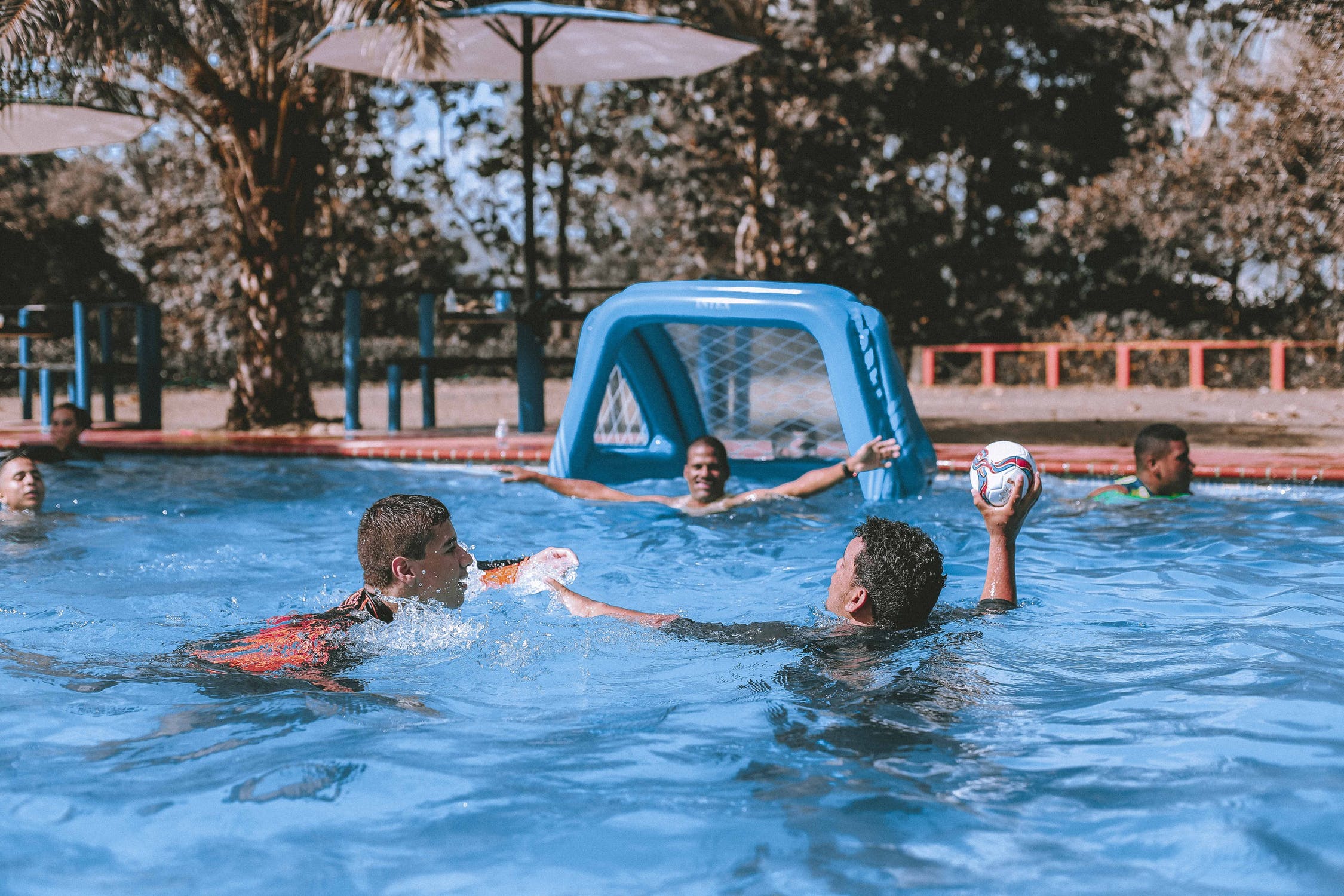 Juegos de deportes de piscina que no puedes perderte este verano