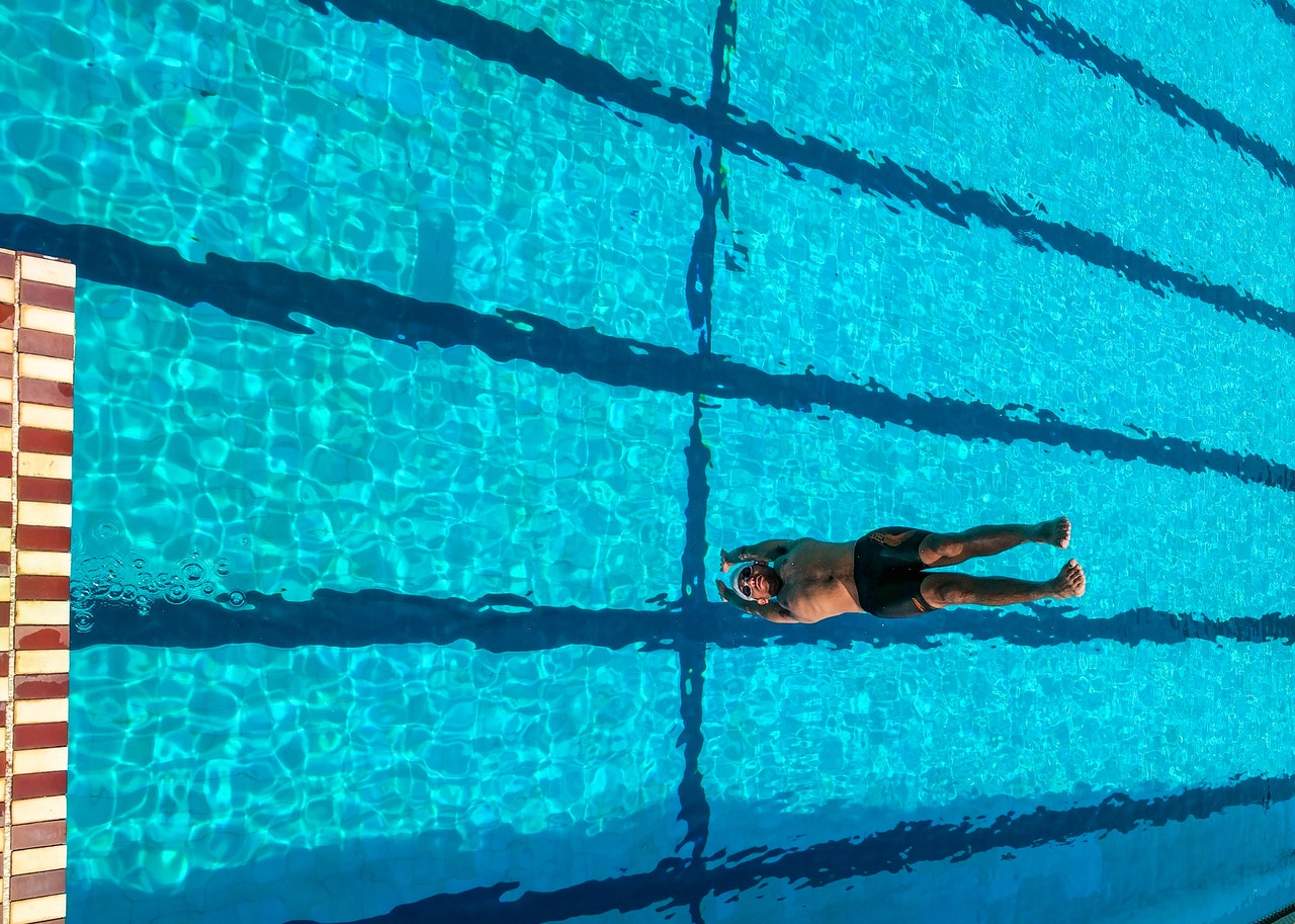 5 formas de ahorrar energía en una piscina climatizada