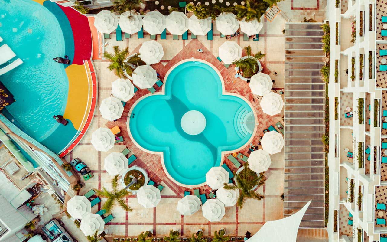 Colores que dan un toque moderno a la piscina 