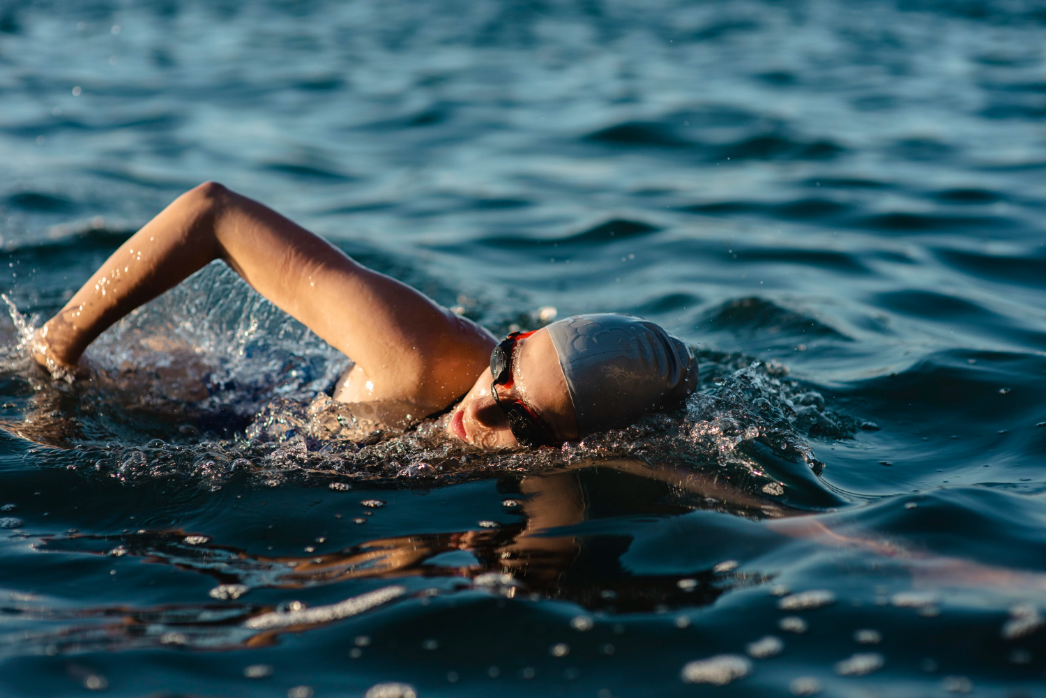 7 beneficios de nadar en agua fría y las medidas de seguridad que debes tomar