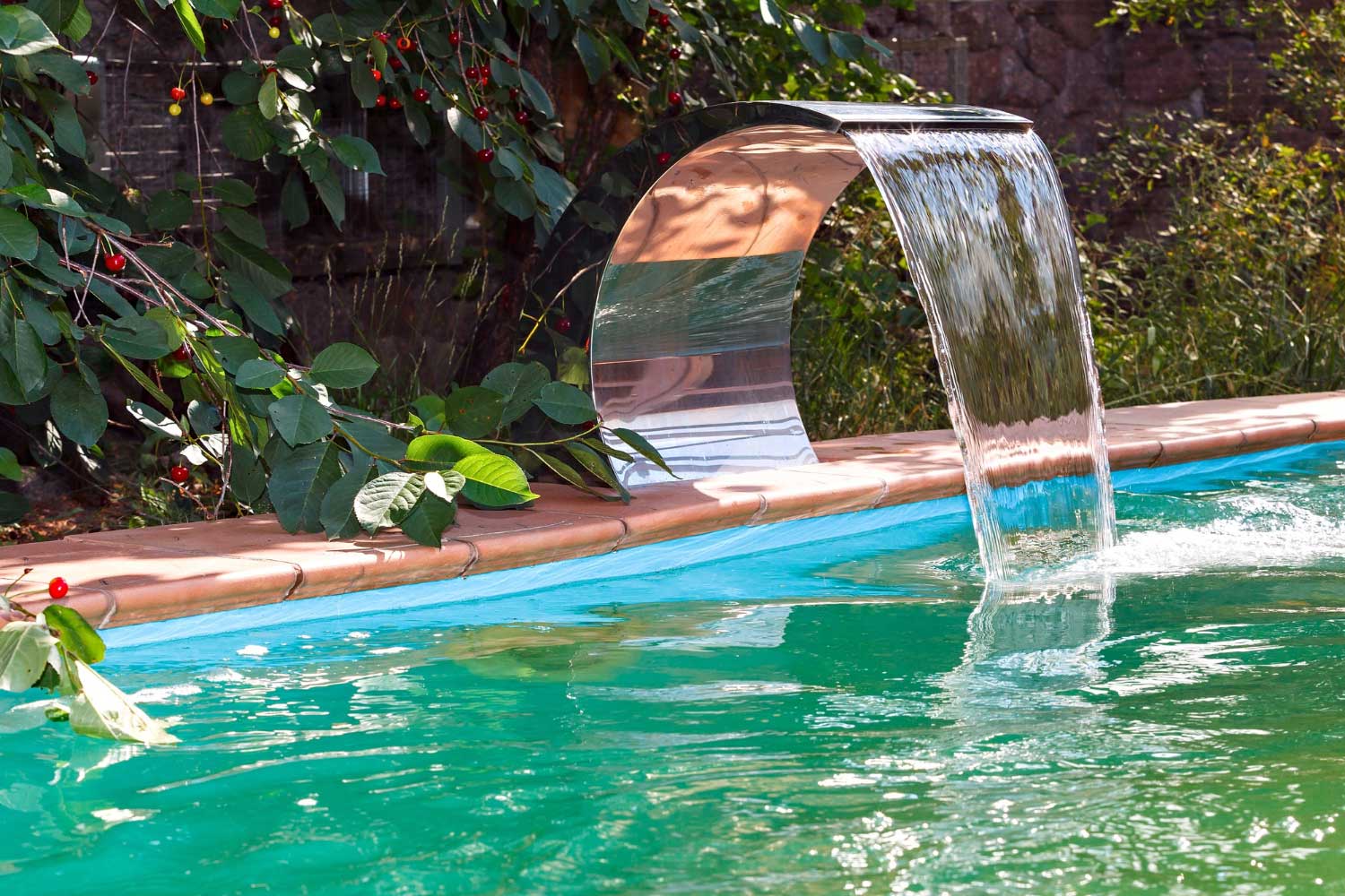 Cómo añadir una cascada o fuente a tu piscina para darle un toque único