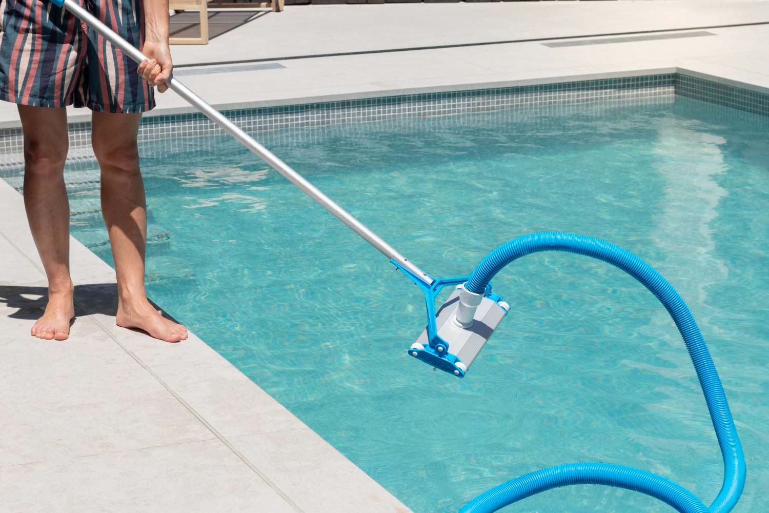 Cómo limpiar rápida y eficazmente una piscina de hasta 10×5 m